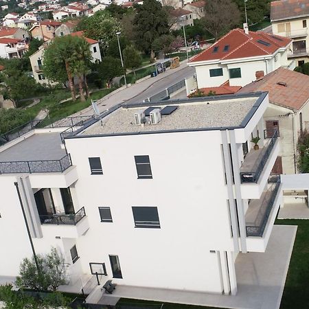 Apartmani Le-Lu Kaštela エクステリア 写真