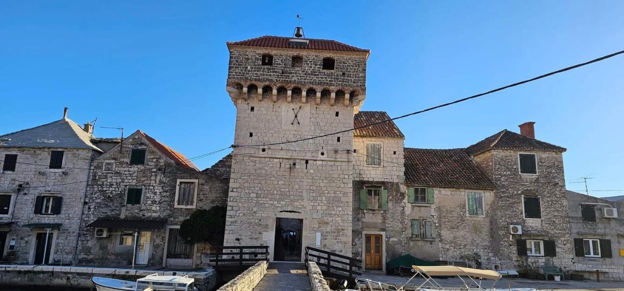 Apartmani Le-Lu Kaštela エクステリア 写真