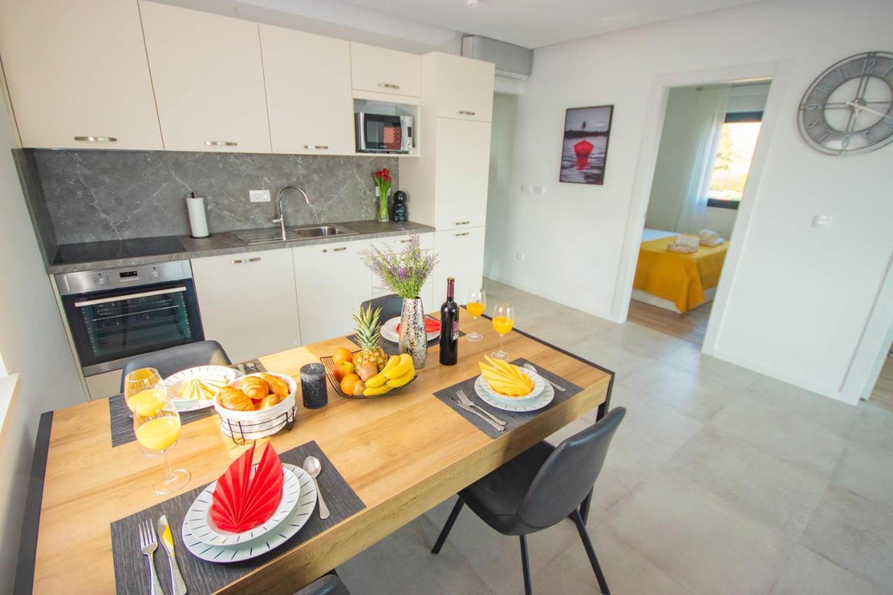 Apartmani Le-Lu Kaštela エクステリア 写真